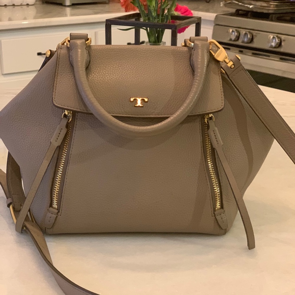 Tory Burch hand/shoulder/crossbody purse.